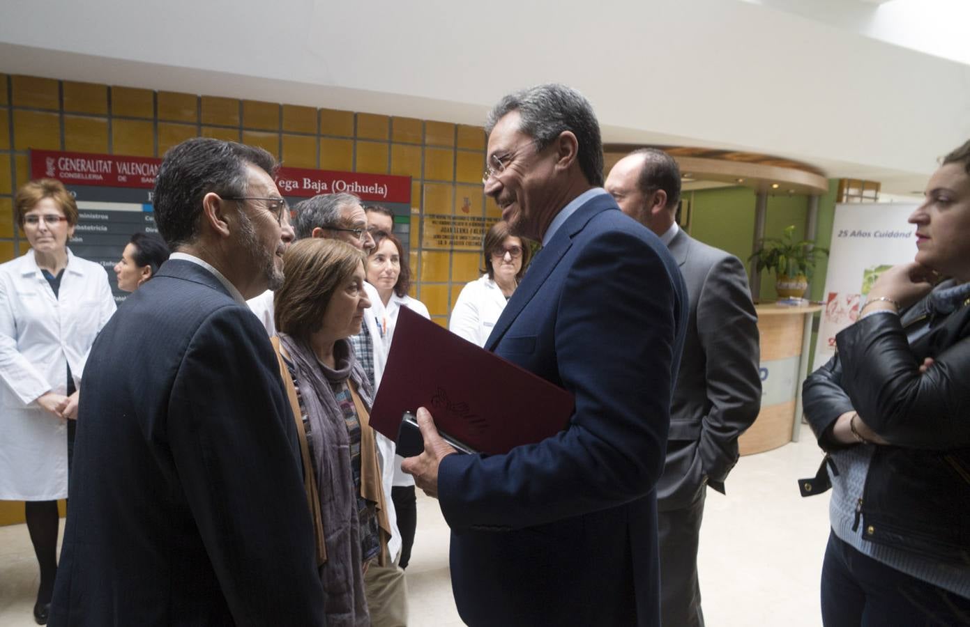 La secretaria autonómica, Dolores Salas, visita el Hospital de la Vega Baja por la ampliación de Urgencias