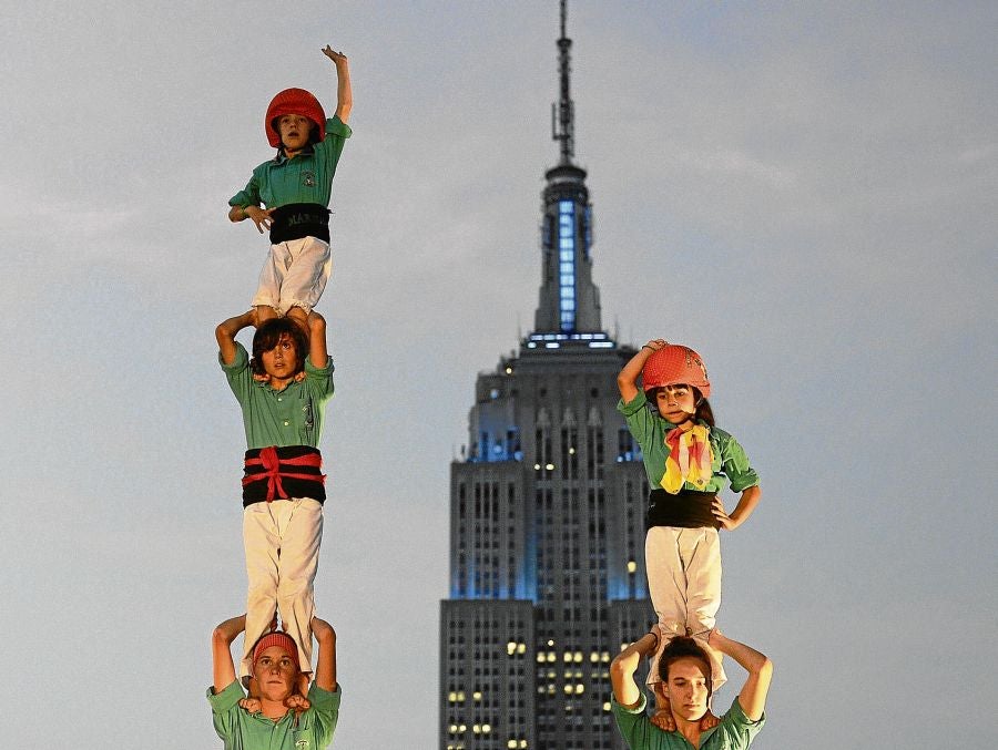 Tres muertes. A lo largo de la historia de los castellers se han registrado tres accidentes mortales. El último fue en Mataró en el año 2006: falleció una niña de 12 años. Desde entonces, todos los chavales llevan casco.