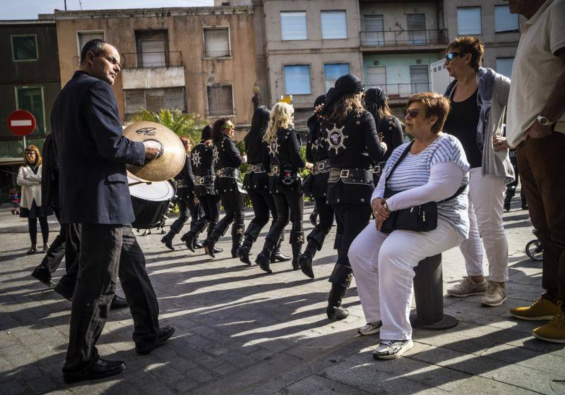 Las comparsas moras y cristianas llenan las calles de música y colorido en el desfile de Medio Año en Orihuela