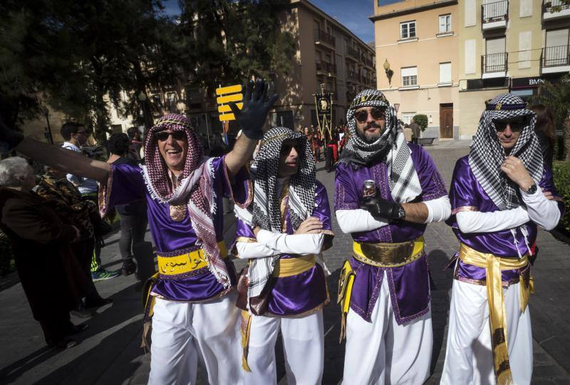 Las comparsas moras y cristianas llenan las calles de música y colorido en el desfile de Medio Año en Orihuela