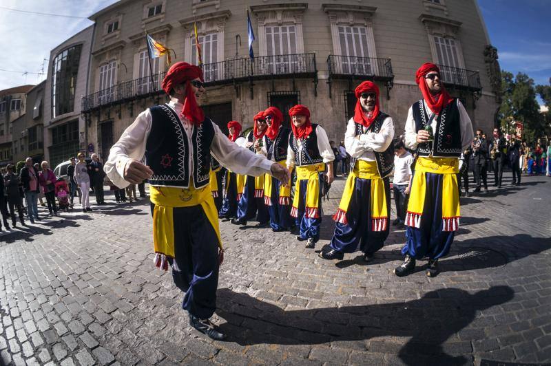 Las comparsas moras y cristianas llenan las calles de música y colorido en el desfile de Medio Año en Orihuela