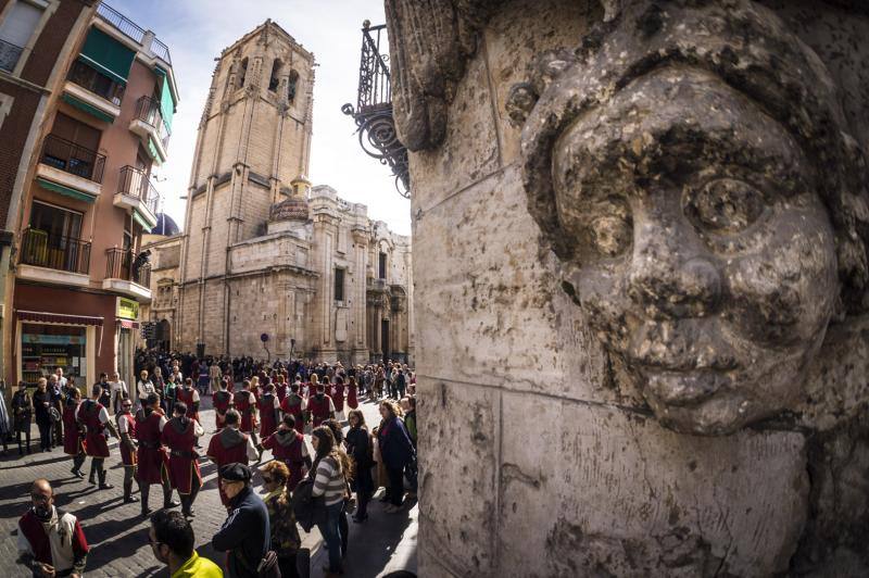 Las comparsas moras y cristianas llenan las calles de música y colorido en el desfile de Medio Año en Orihuela