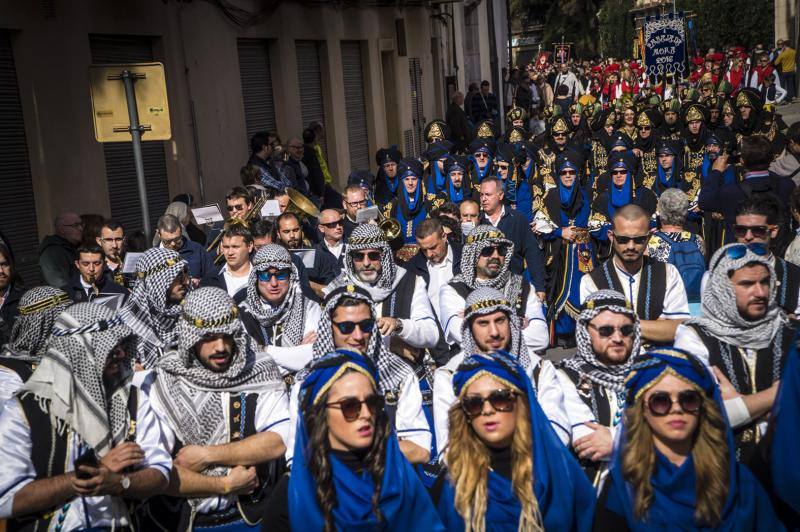 Las comparsas moras y cristianas llenan las calles de música y colorido en el desfile de Medio Año en Orihuela