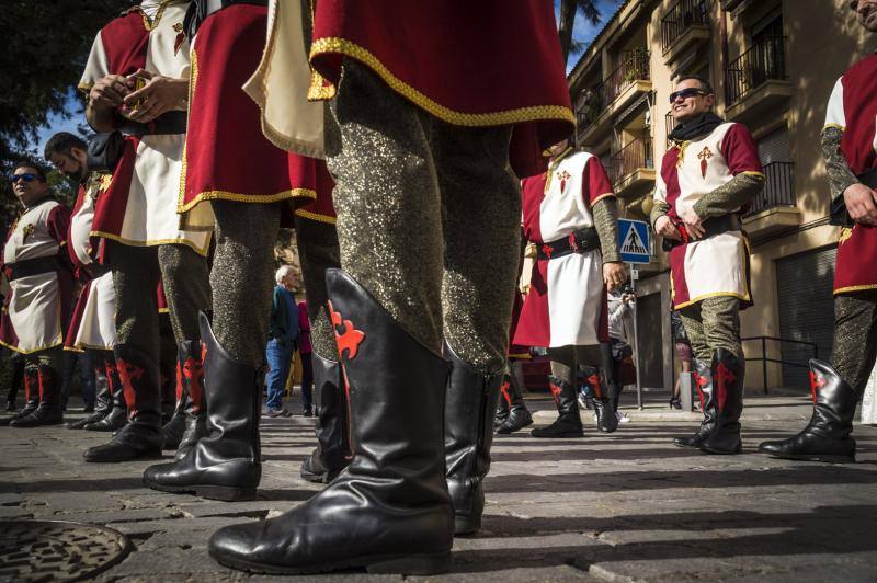 Las comparsas moras y cristianas llenan las calles de música y colorido en el desfile de Medio Año en Orihuela