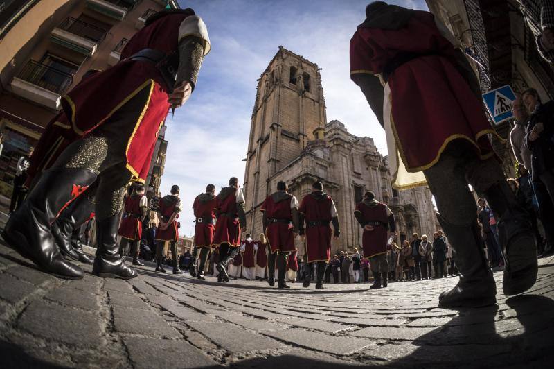 Las comparsas moras y cristianas llenan las calles de música y colorido en el desfile de Medio Año en Orihuela