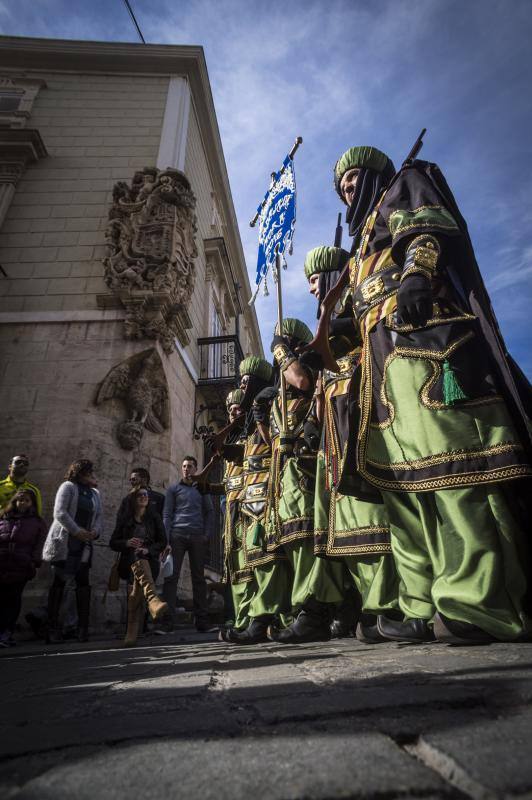 Las comparsas moras y cristianas llenan las calles de música y colorido en el desfile de Medio Año en Orihuela