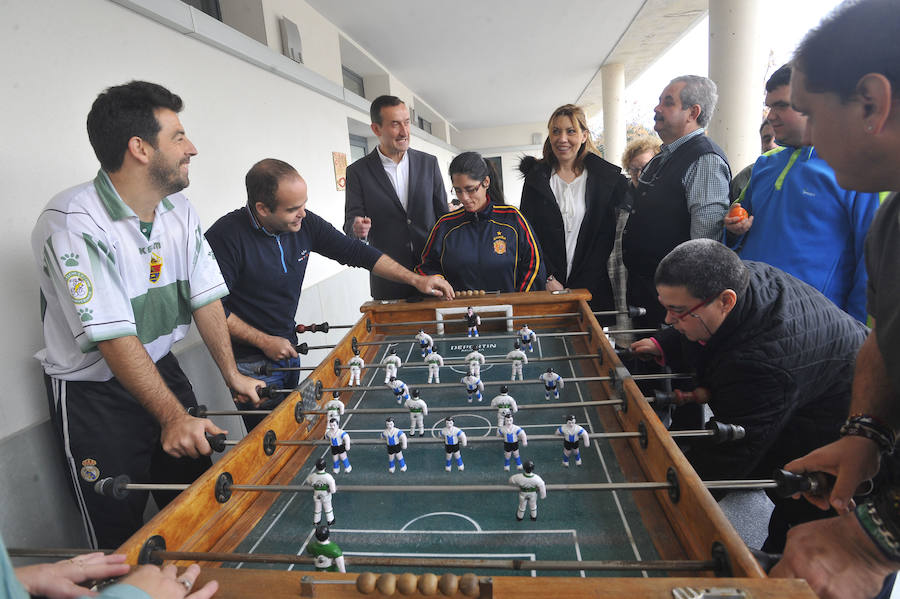 Carlos González visita el centro ocupacional en Altabix