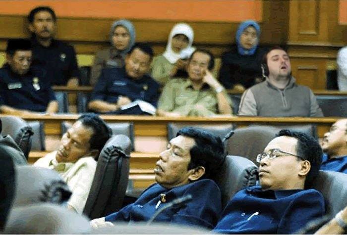 Los memes más graciosos con un compañero de trabajo dormido