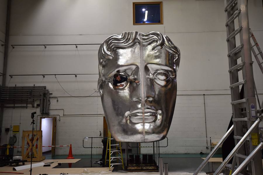 Figura gigante de un Premio Bafta en el Royal Opera House, en Londres.