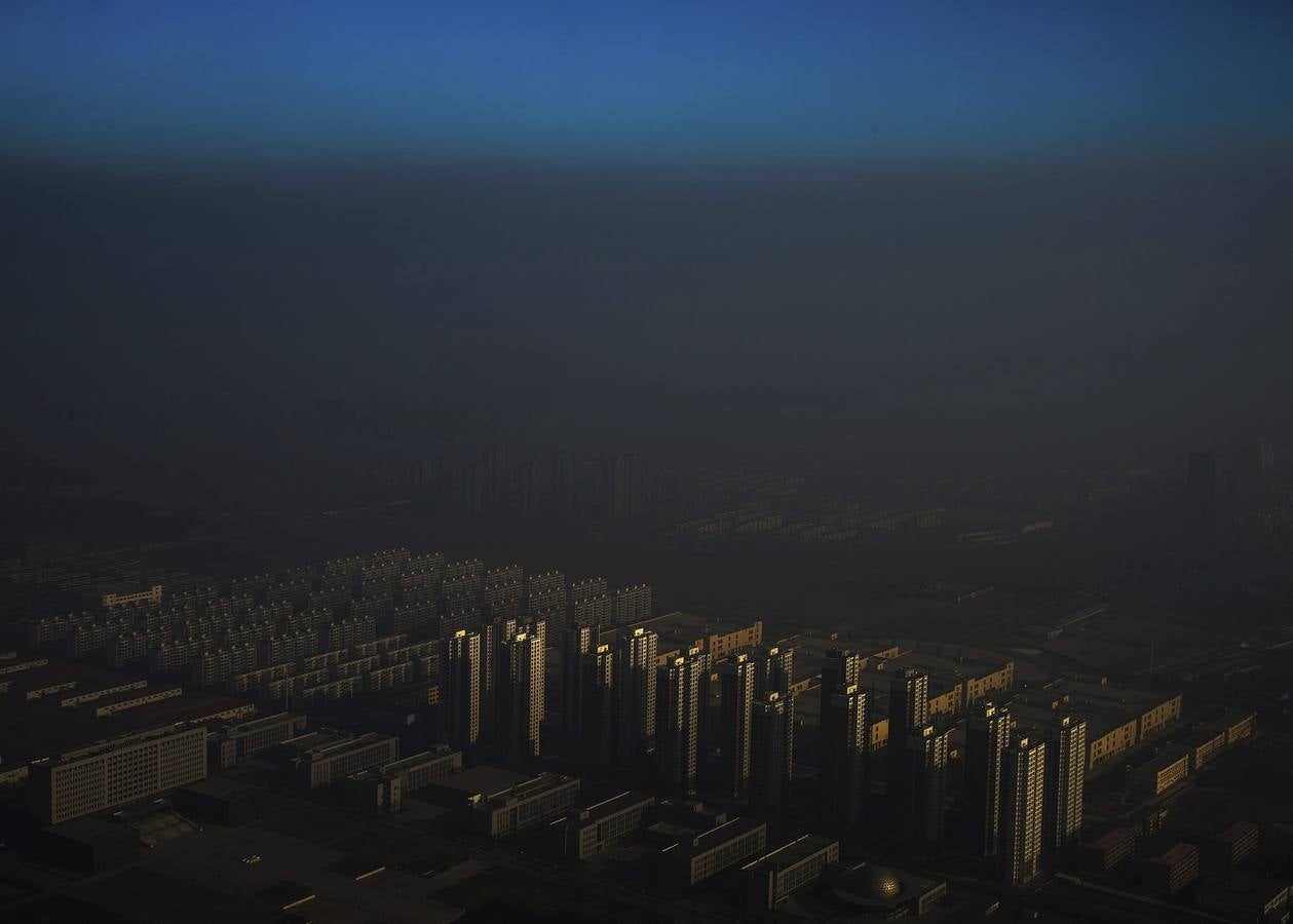 Ganadora del primer premio individual en la categoría de  Problemas Contemporáneos, tomada por el fotógrafo chino Zhang Lei de Tianjin Daily. La fotografía muestra la contaminación que cubre la ciudad de Tianjin (China) el 10 de diciembre de 2015.