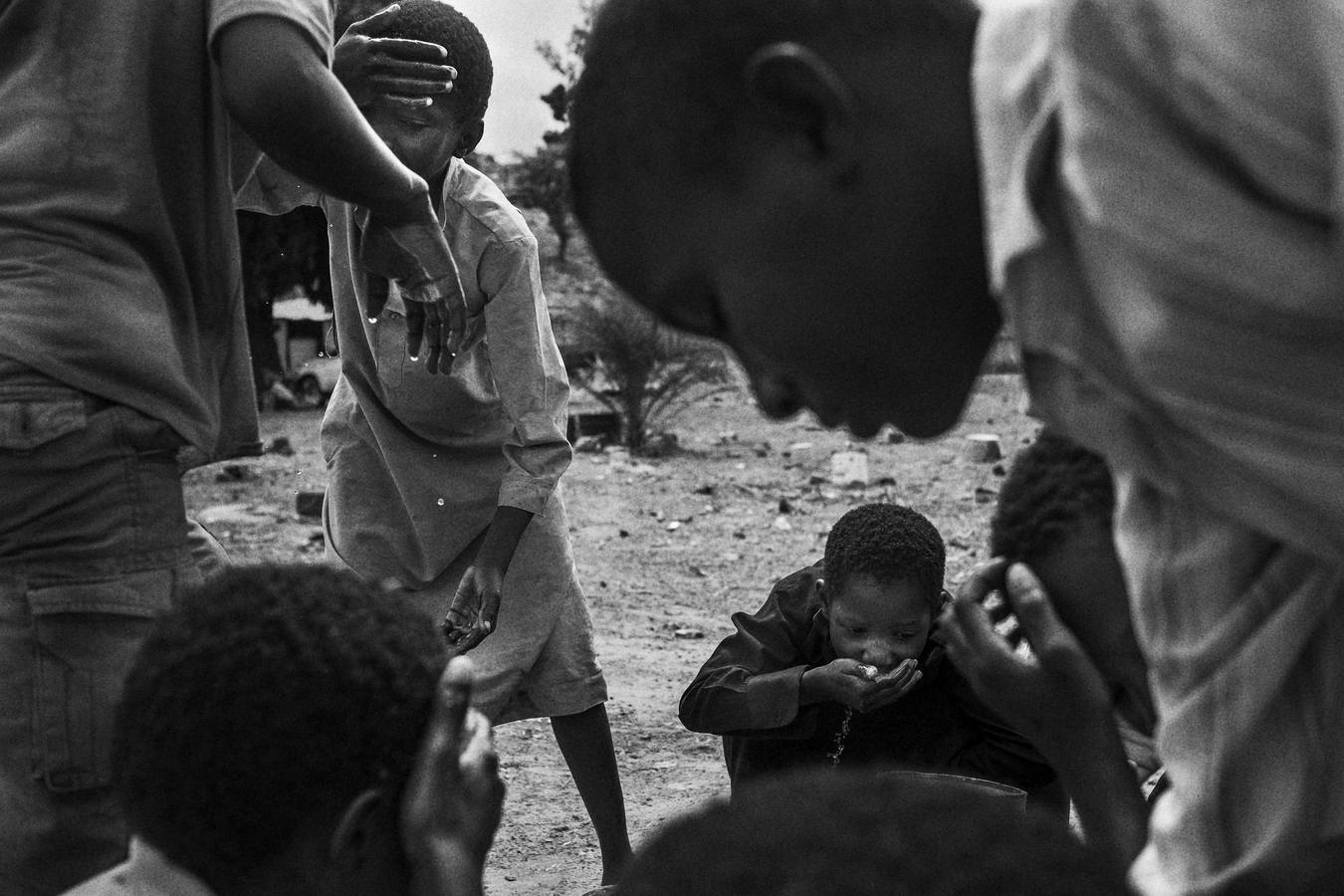 Una de las imágenes tomadas por el fotógrafo Mario Cruz galardonadas con el primer premio Stories (Historias), en la categoría Asuntos Contemporáneos. La serie muestra a niños mendigos talibés Guinea Bissau, el 8 de junioi de 2015.