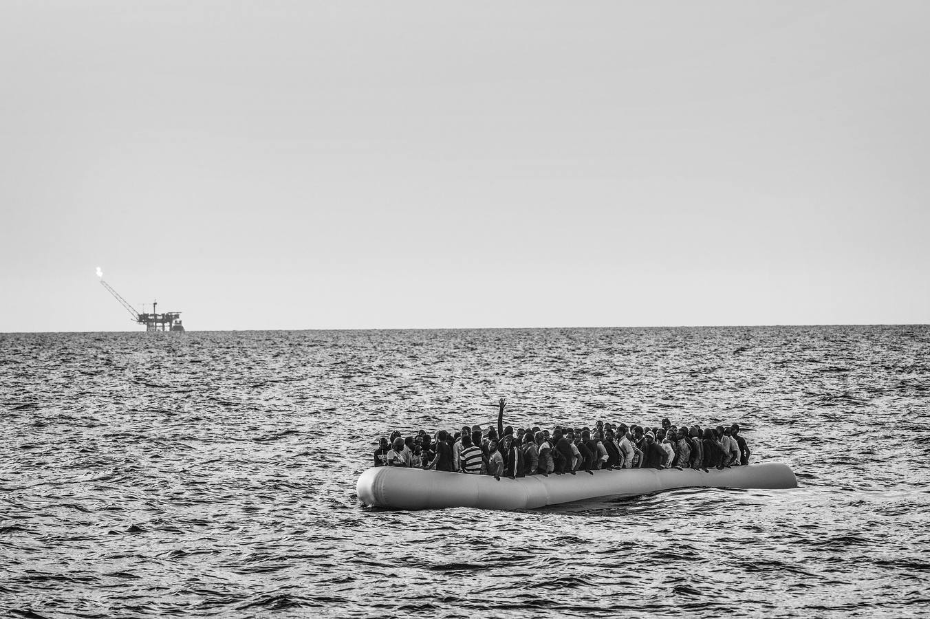 Una de las fotografías de Francesco Zizola para Noor galardonadas con el segundo premio Stories (Historias), en la categoría de Asuntos Contemporáneos. Muestra una lancha neumática llena de inmigrantes libios antes de ser rescatados por la ONG Médicos Sin Fronteras en aguas del Mediterráneo, el 26 de agosto de 2015.