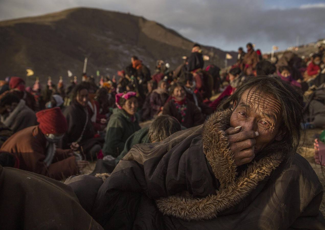 Una fotografía de la serie ganadora del segundo premio en la categoría Vida cotidiana tomada por Kevin Frayer. Muestra a nómadas en la Asamblea anual de Bliss Dharma, en la provincia de Sichuan, China, 31 de octubre de 2015.