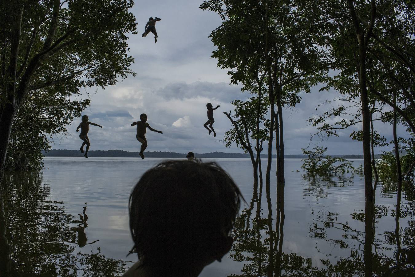 Segundo premio de la categoría individual de vida cotidiana de la 59 edición del World Press Photo, tomada por el fotógrafo del New York Times, el brasileño Mauricio Lima. La fotografía muestra a un grupo de niños de la tribu Munduruku jugando en el río Tapajos en Itaituba (Brasil) el 10 de febrero de 2015.