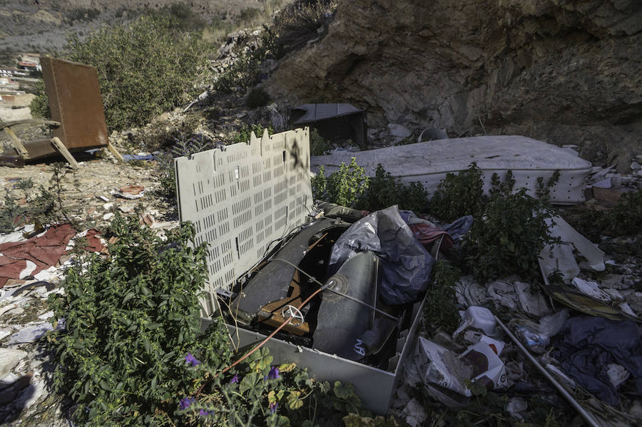 Acumulación de basura en la trasera de la Ermita de San Antonio de Capuchinos