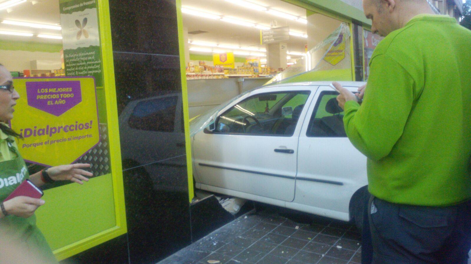 Las imágenes del coche empotrado en Valencia