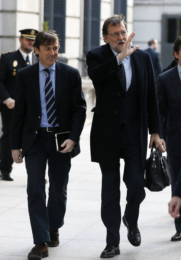 El presidente del Gobierno en funciones, Mariano Rajoy (d), acompañado del portavoz parlamentario del PP, Rafael Hernando (i), a su llegada al Congreso de los Diputados.