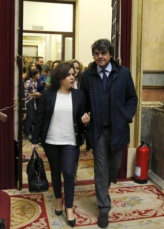 La vicepresidenta del Gobierno, Soraya Sáenz de Santamaría, y el diputado del PP, Jorge Moragas, a su llegada al Congreso.