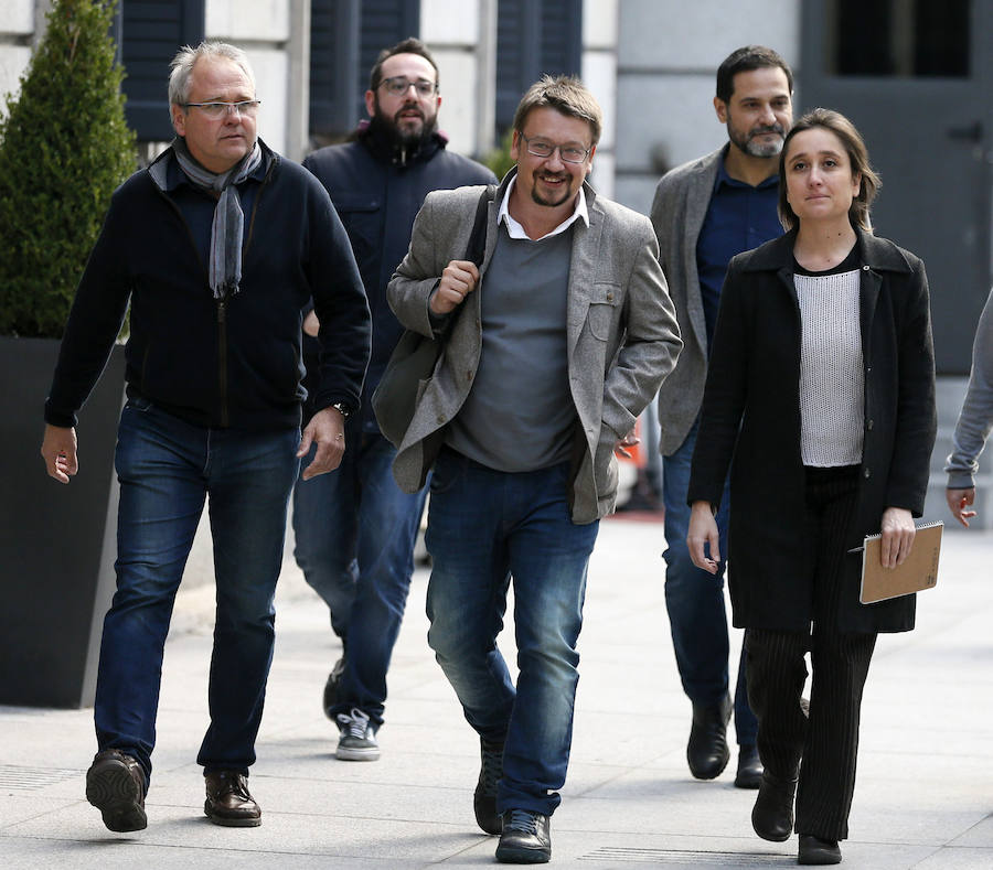 El portavoz de En Comú Podem, Xavier Domenech (c), a su llegada al Congreso de los Diputados.