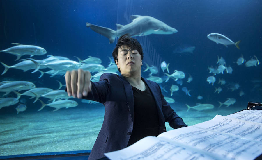 Lang Lang, en el túnel de los tiburones del Oceanogràfic