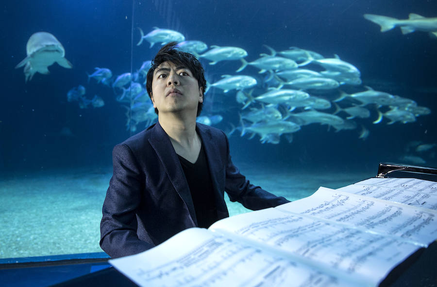 Lang Lang, en el túnel de los tiburones del Oceanogràfic