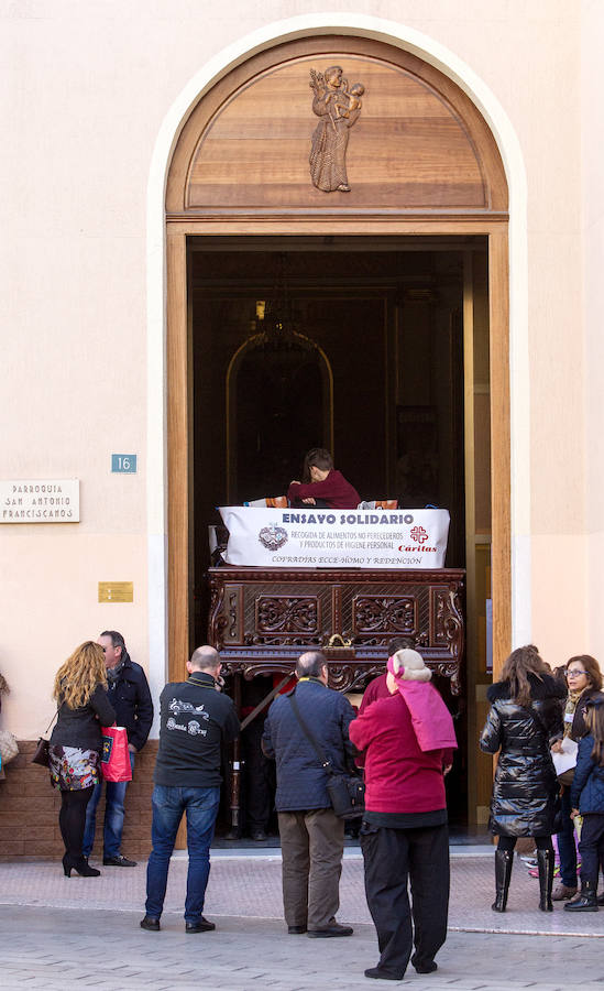 El Ecce Homo realiza un ensayo para recoger víveres