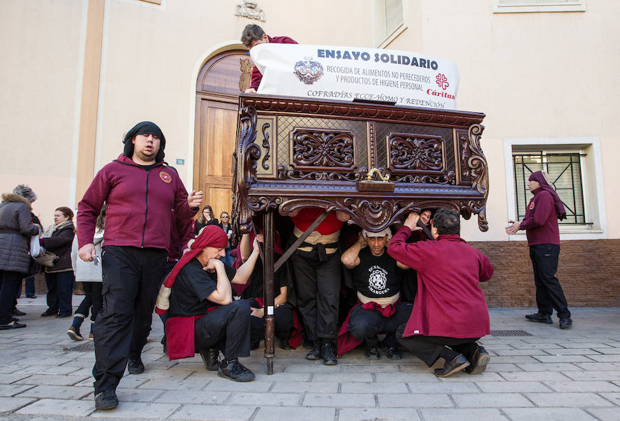 El Ecce Homo realiza un ensayo para recoger víveres