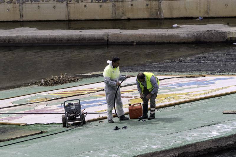 Medio Ambiente limpia el cauce urbano del río Segura ante la inacción de la Confederación