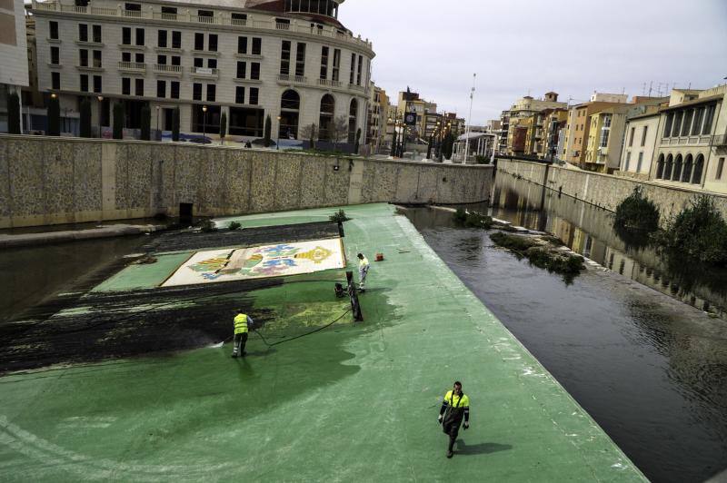 Medio Ambiente limpia el cauce urbano del río Segura ante la inacción de la Confederación