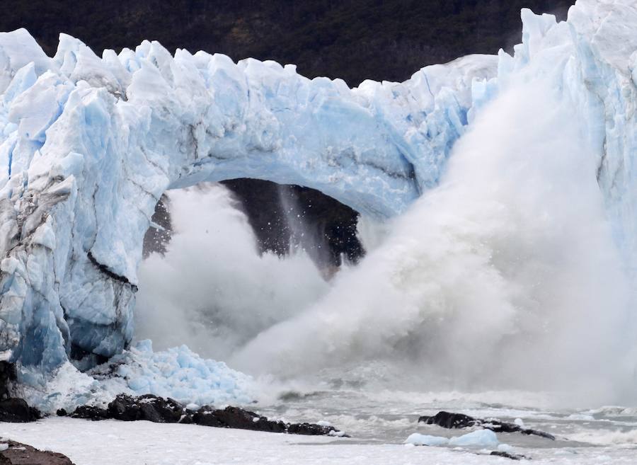 Derrumbe del arco de hielo del glaciar Perito Moreno