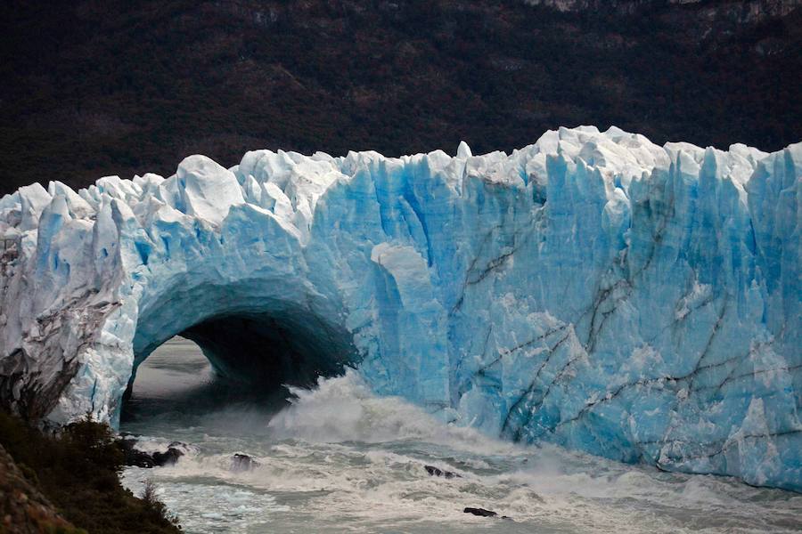 Derrumbe del arco de hielo del glaciar Perito Moreno