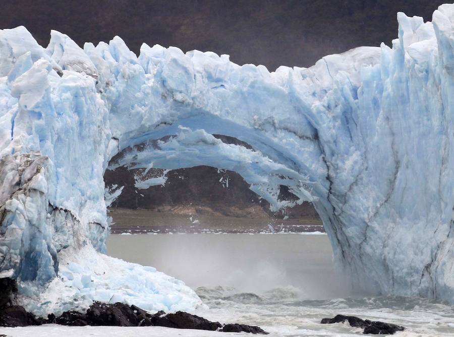 Derrumbe del arco de hielo del glaciar Perito Moreno