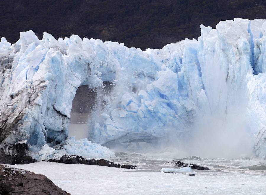 Derrumbe del arco de hielo del glaciar Perito Moreno