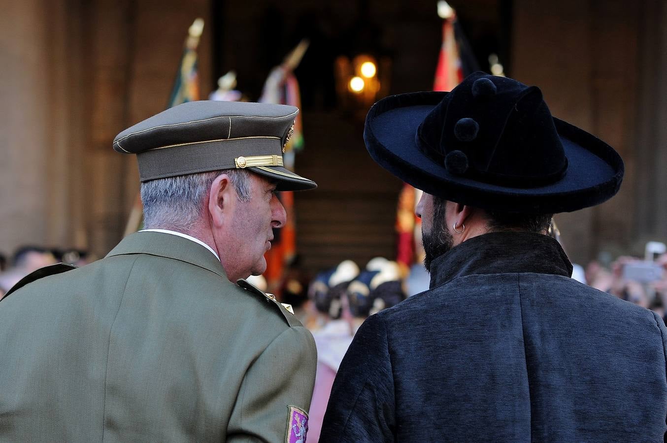 El homenaje de las Fuerzas Armadas a las falleras mayores, en imágenes