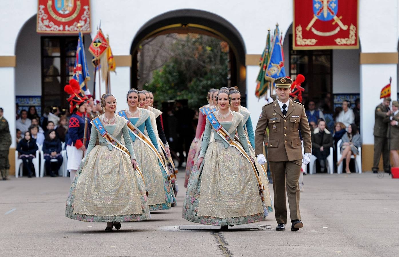 El homenaje de las Fuerzas Armadas a las falleras mayores, en imágenes