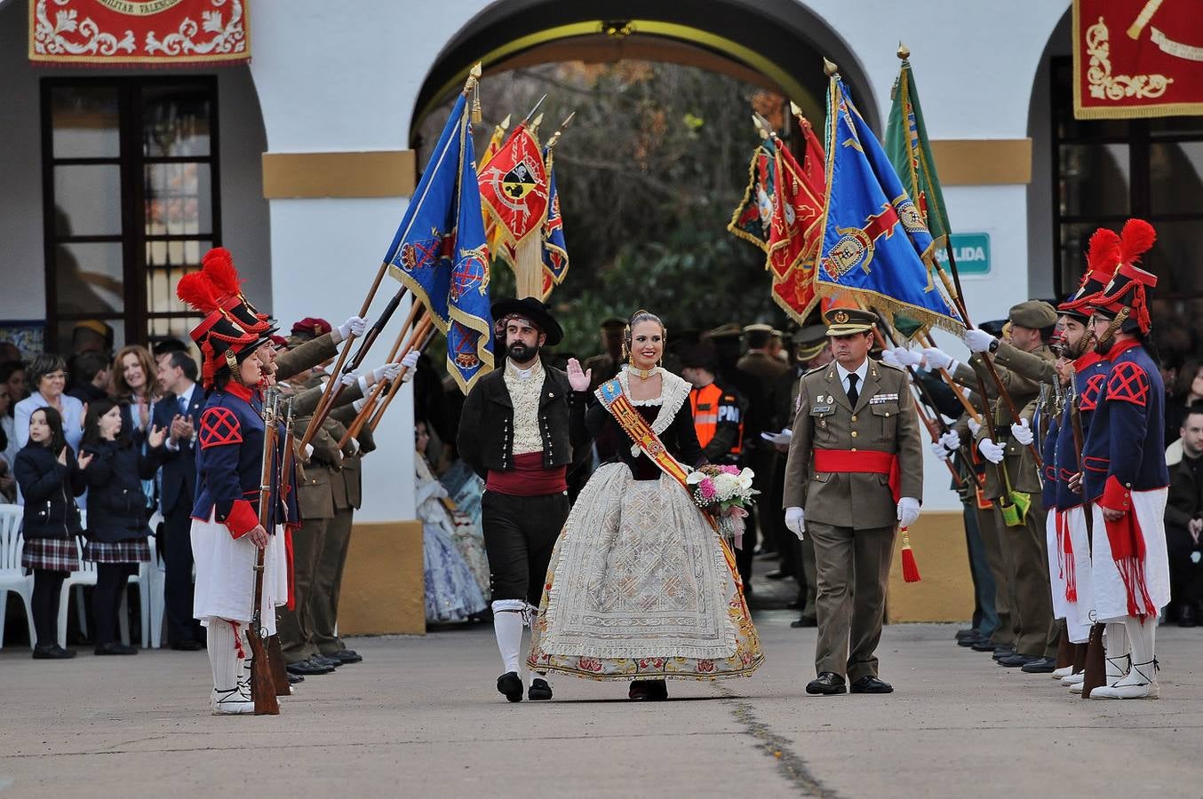 El homenaje de las Fuerzas Armadas a las falleras mayores, en imágenes