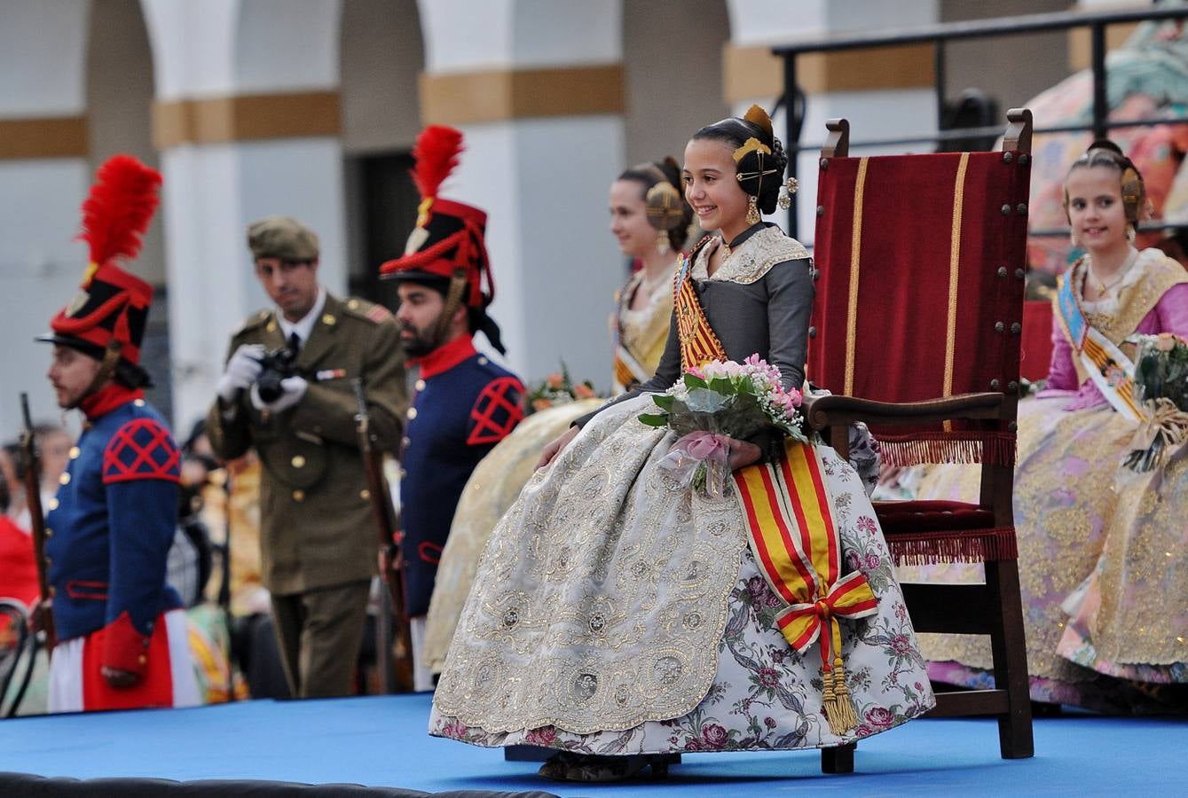 El homenaje de las Fuerzas Armadas a las falleras mayores, en imágenes