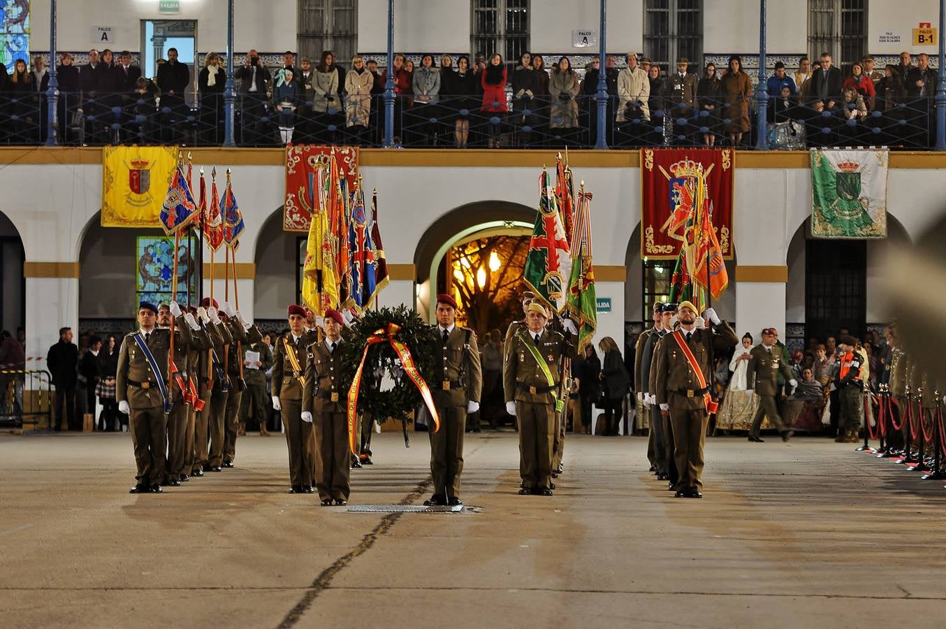 El homenaje de las Fuerzas Armadas a las falleras mayores, en imágenes