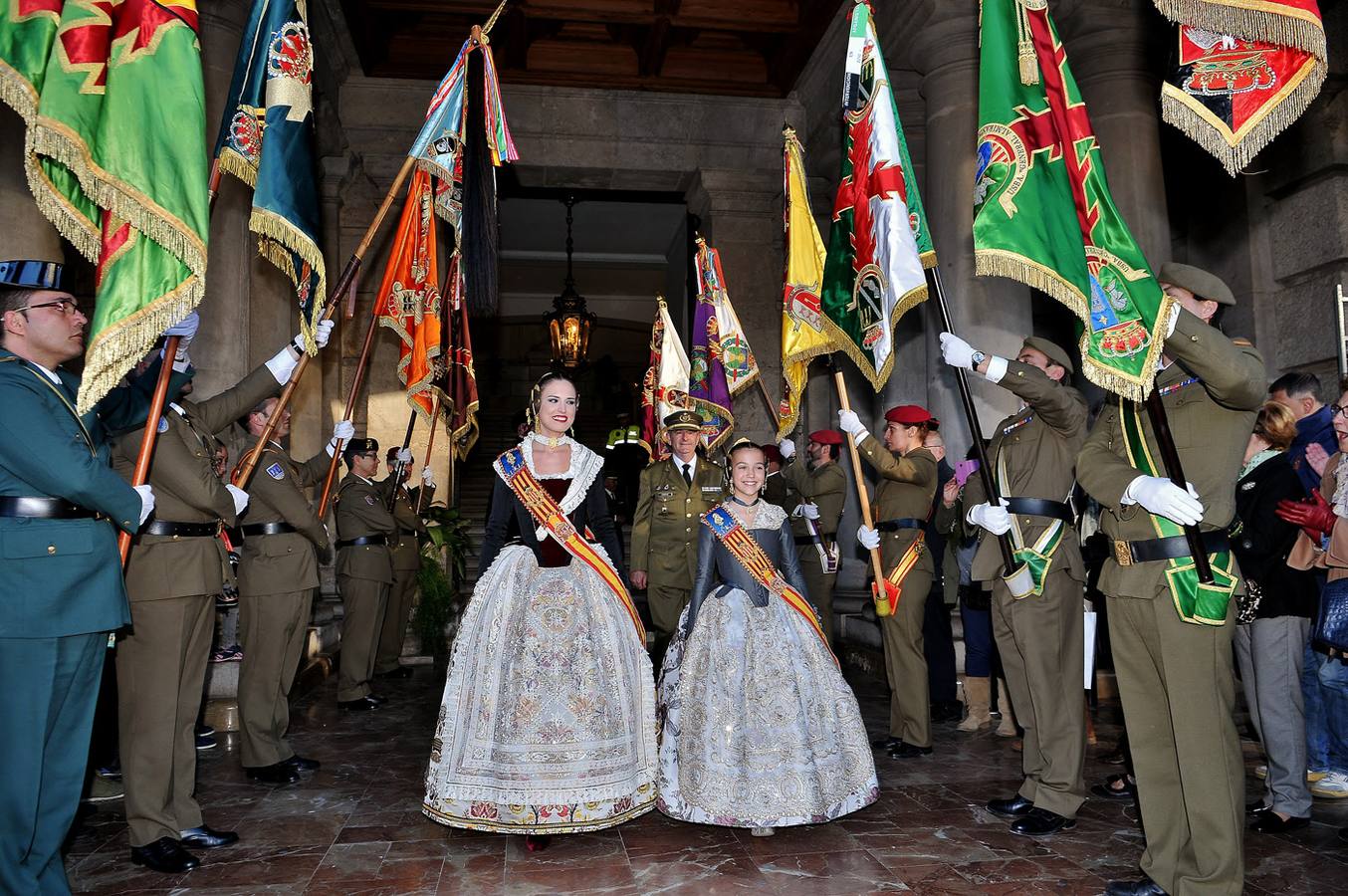 El homenaje de las Fuerzas Armadas a las falleras mayores, en imágenes