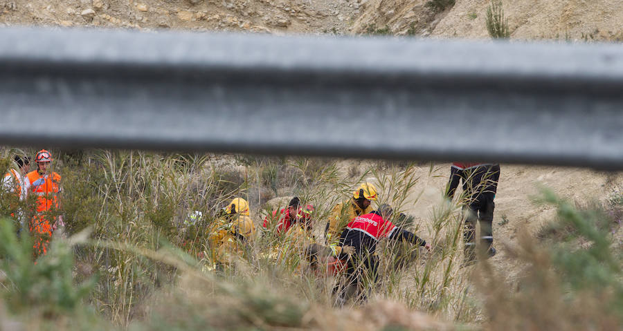 Un coche de autoescuela cae por un terraplén en Xixona