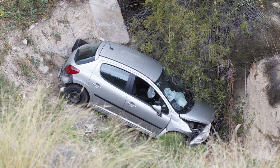 Un coche de autoescuela cae por un terraplén en Xixona