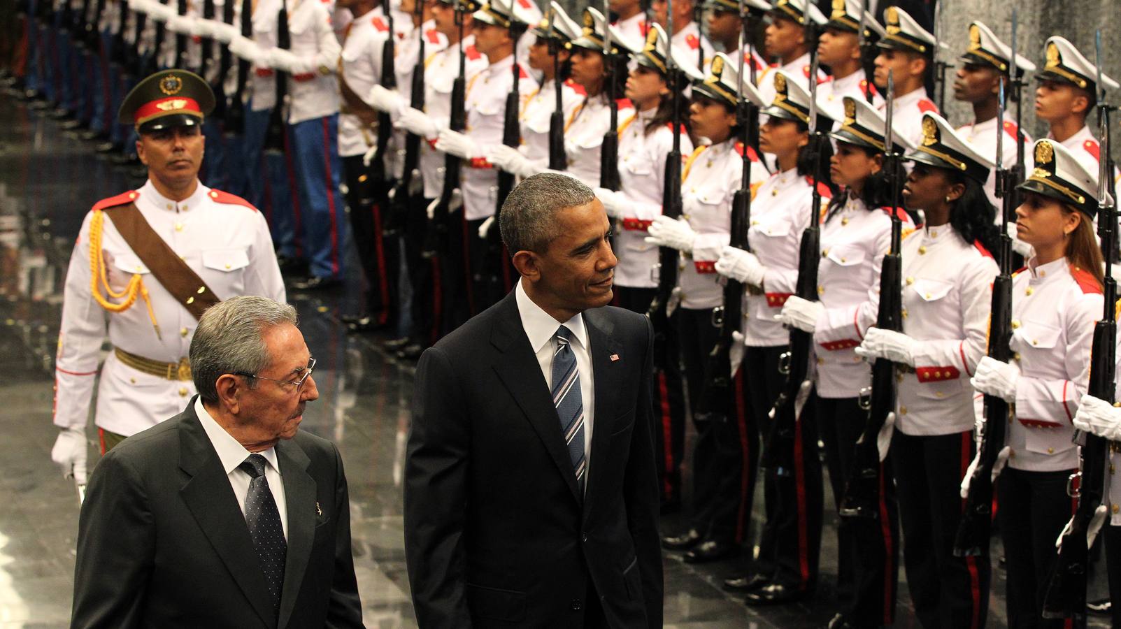 Castro recibe a Obama en su segundo día en La Habana