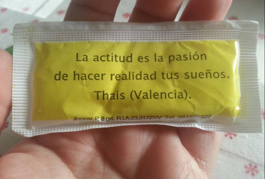 Frases célebres en los sobres de azúcar