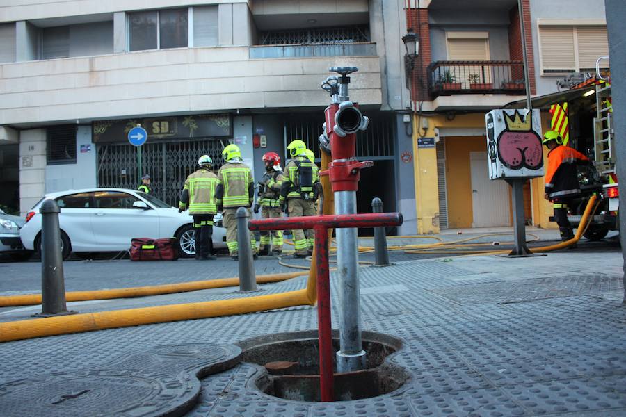 Un coche y una moto arden en el incendio de un garaje en el centro de Valencia