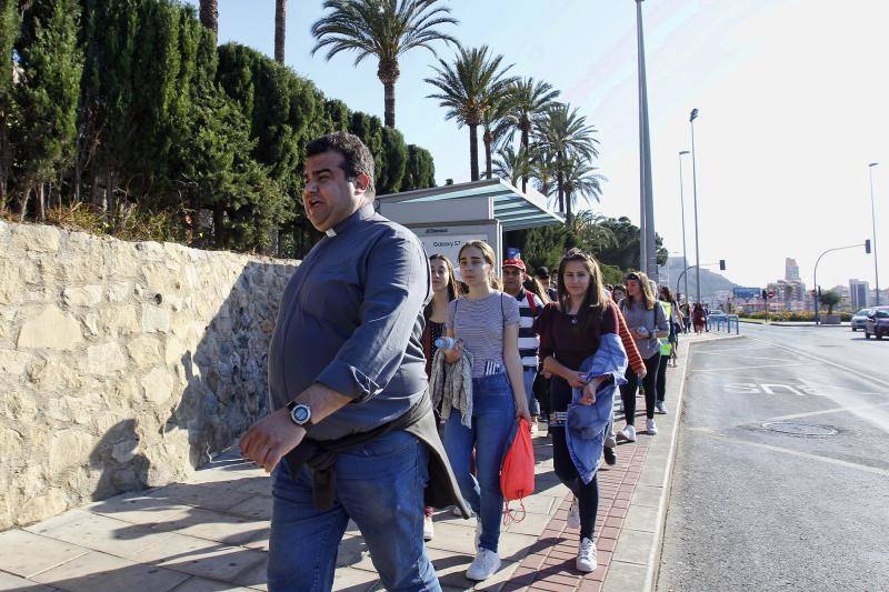 Jóvenes cristianos abren la Peregrina a Santa Faz