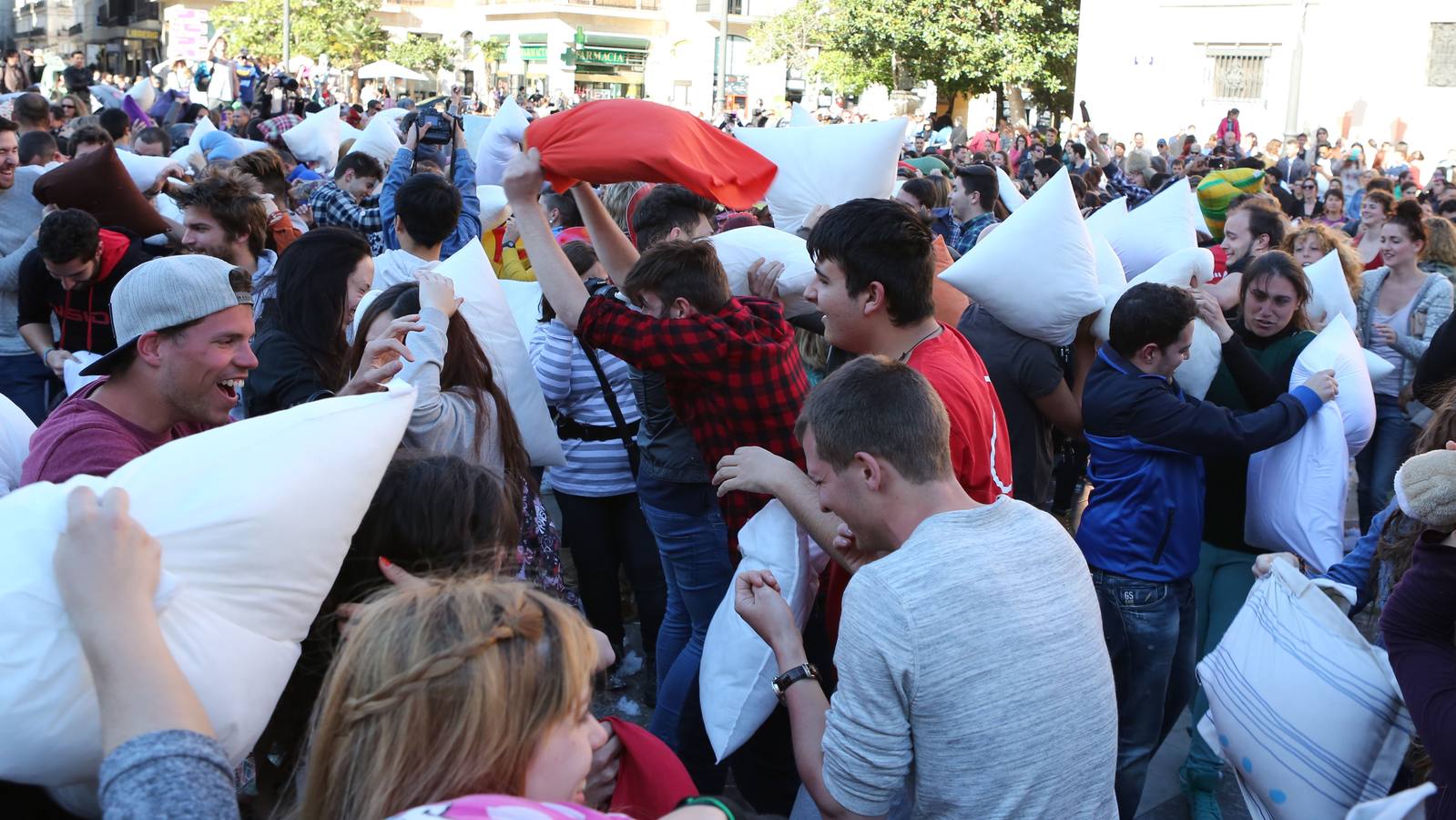 Guerra de almohadas en la plaza de la Virgen