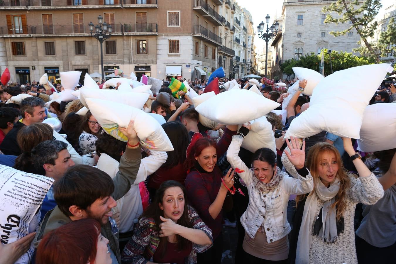 Guerra de almohadas en la plaza de la Virgen