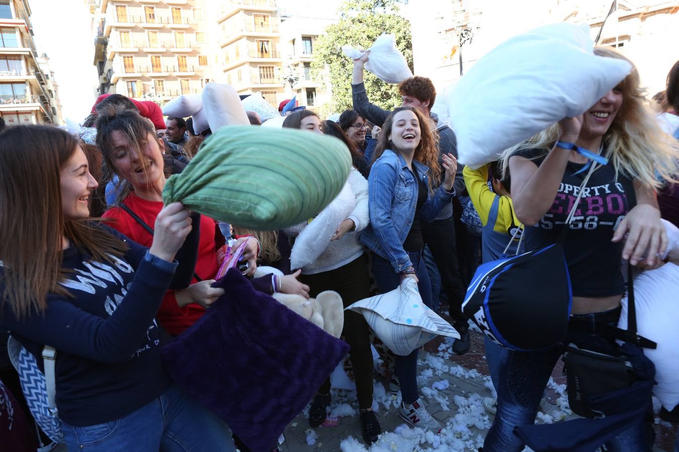 Guerra de almohadas en la plaza de la Virgen