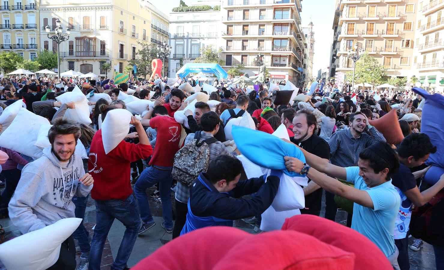 Guerra de almohadas en la plaza de la Virgen