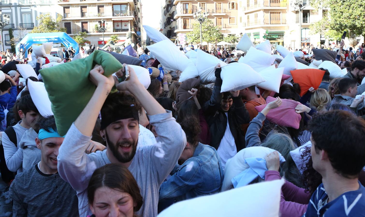 Guerra de almohadas en la plaza de la Virgen